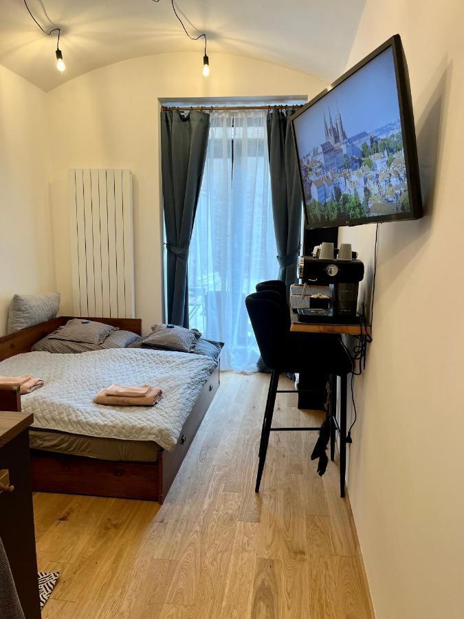 Studio V Prizemi S Kuchyni A Koupelnou Praha Bagian luar foto